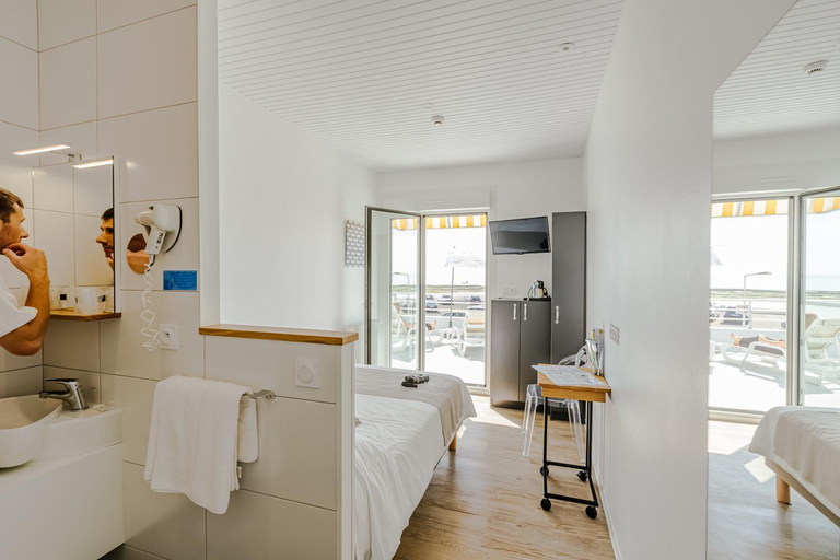 Bathroom 2, Hotel Les Dunes, Vendée