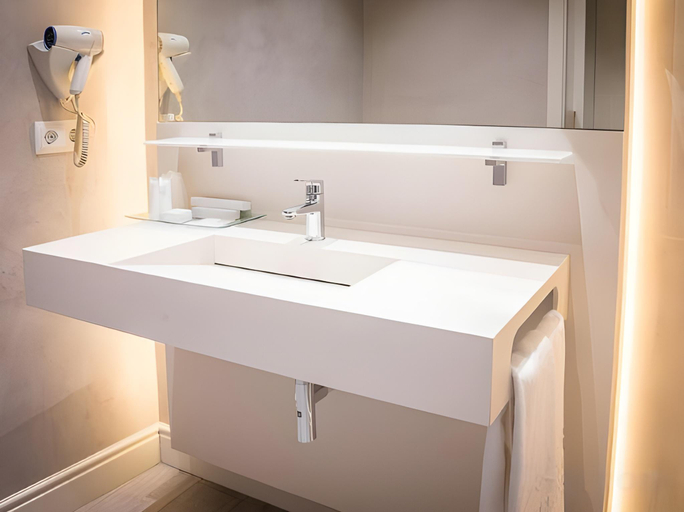 Bathroom 4, Hotel Pirineos Figueres by Pierre & Vacances, Girona