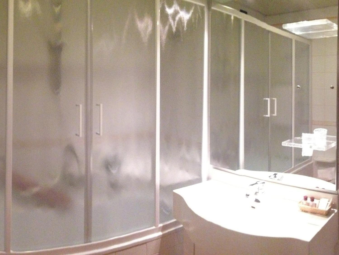 Bathroom 4, Marconi, Padua