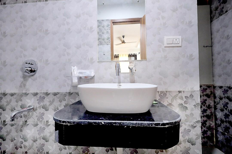Bathroom 4, Hotel SMR Palace, Agra