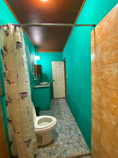 Bathroom 2, The captains iin, El Viejo