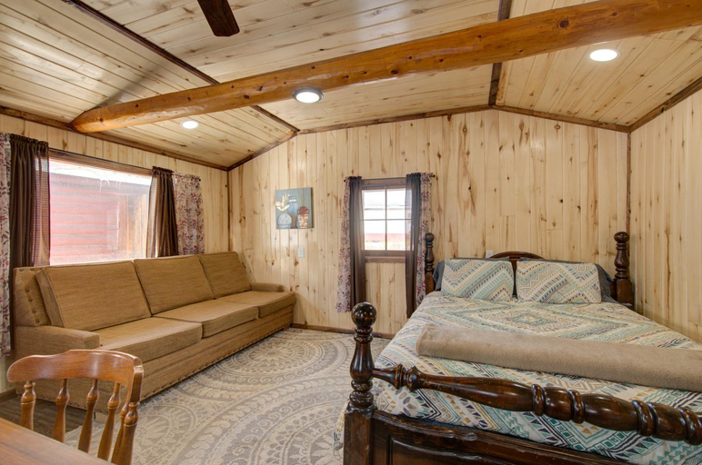 Bedroom 2, Winmar Cabins, Lake
