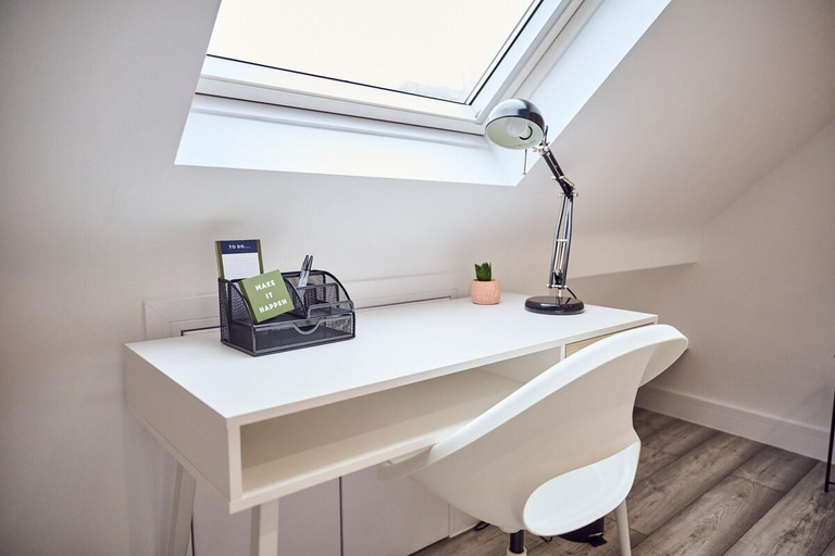 Others 5, New Flat~FREE Parking~PS4~WORKSPACE, Luton
