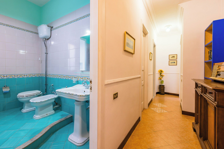 Bathroom 2, La Casa di Famiglia by Napoliapartments, Napoli