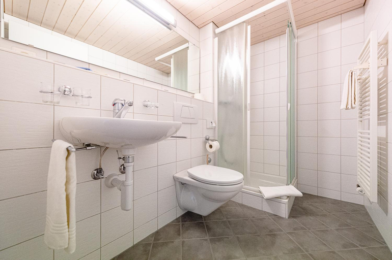 Bathroom, Hotel Sunnehusi, Niedersimmental