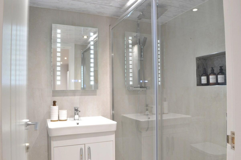 Bathroom 2, New Flat near Luton Airport *FREE Parking*, Luton