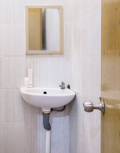 Bathroom 4, Hotel O Lontar Residence, West Jakarta