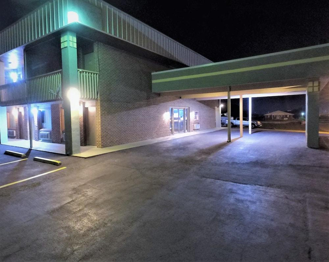 Exterior & Views 3, Lakes Inn, Benton