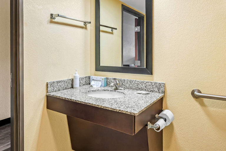 Bathroom 4, Days Inn by Wyndham New Orleans Pontchartrain, Orleans