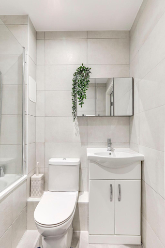 Bathroom, Cityscape Suite, Luton