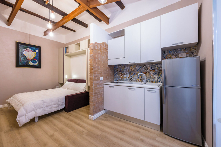 Others 5, Toledo Warm Renovated Studio, Napoli