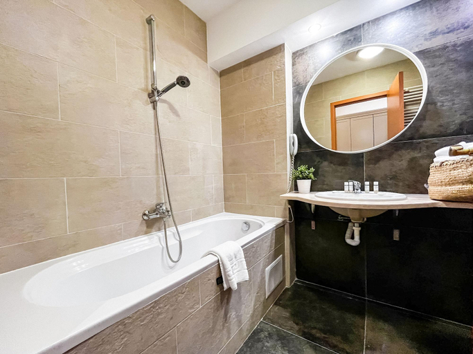 Bathroom 4, Hotel Carpathia, Sinaia