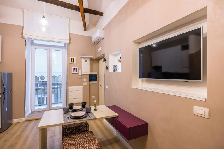 Others 5, Toledo Warm Renovated Studio, Napoli
