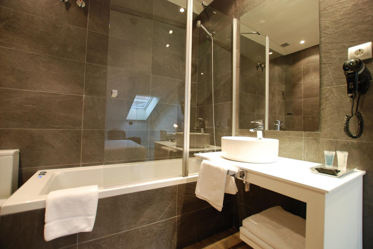 Bathroom 4, Andia, Navarra