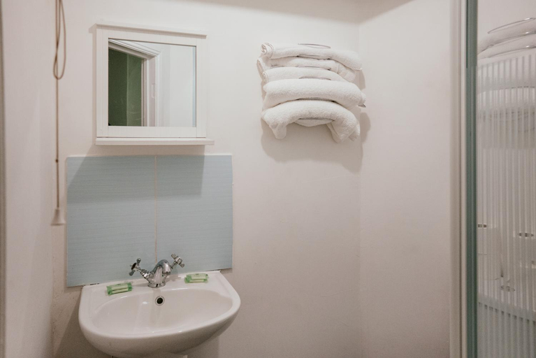 Bathroom 3, Hotels 24-7 - The Old Victoria Hotel, Newport