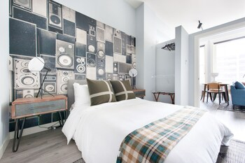 Room 5, Sonder the Plymouth Apartments Loop, Cook