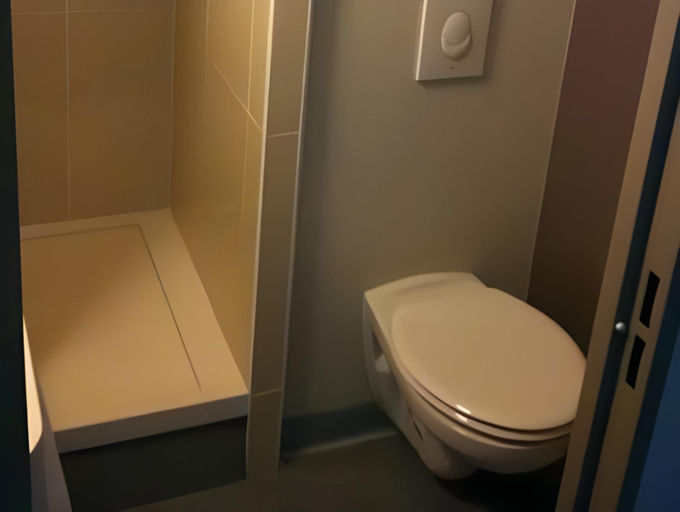 Bathroom 4, B&B HOTEL Mulhouse Centre, Haut-Rhin