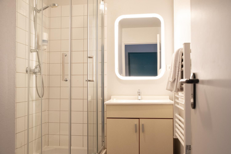 Bathroom 4, Appart'Hotel Brest Pasteur - Terres de France, Finistère