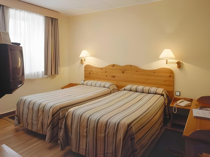 Bedroom 3, Hotel Vall de Nuria, Girona