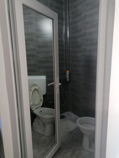 Bathroom 2, City Rooms Prishtina, Priština