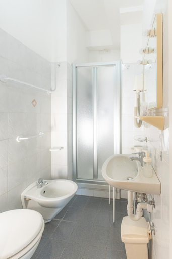 Bathroom 2, La Caravella, Savona