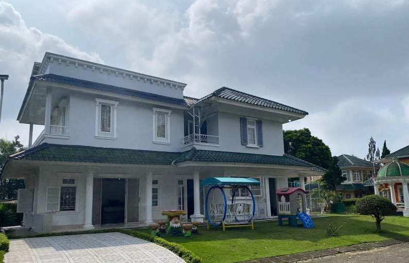 Exterior & Views