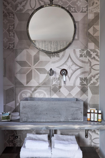 Bathroom 5, 18 Micon Street, Attica