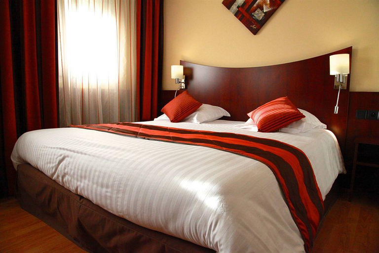 Bedroom, Logis Hotel Center, Finistère