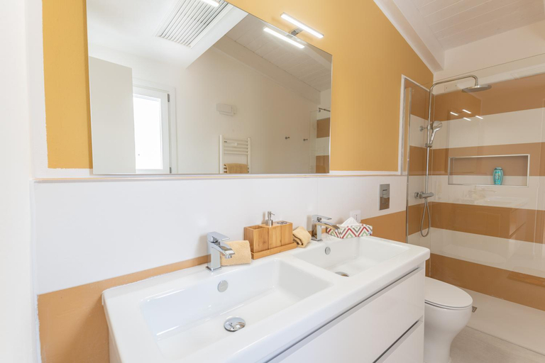 Bathroom 2, Capo Norax chambre de luxe avec jacuzzi a 250m de la mer, Cagliari