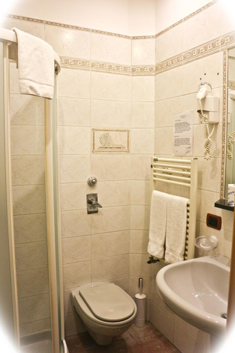 Bathroom 4, Hotel Losanna, Milano