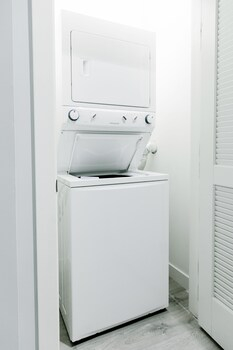 Laundry, Sonder the Plymouth Apartments Loop, Cook