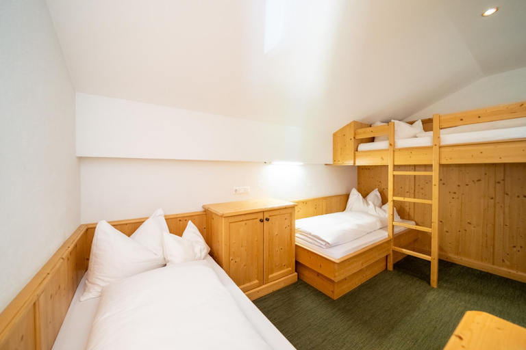 Bedroom 2, Schi- und Wanderhotel Berghof, Spittal an der Drau
