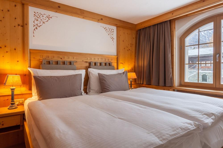 Bedroom 3, Hotel Berghof, Visp