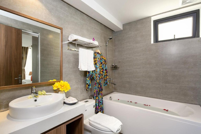 Bathroom 5, Amunra Ocean Hotel, Da Nang