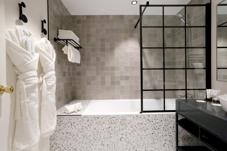 Bathroom 4, Hostellerie Cèdre & Spa Beaune, Côte-d'Or