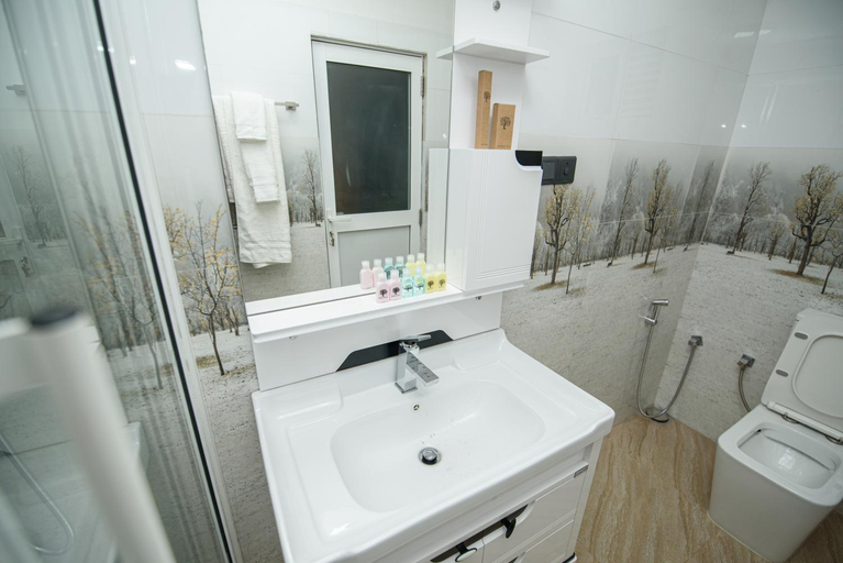 Bathroom 3, Royal Blu, Udapalatha