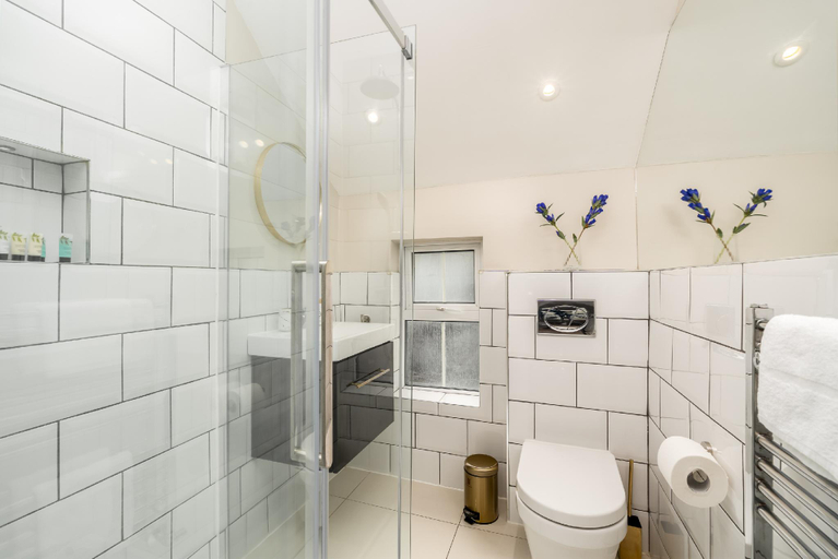 Bathroom 3, Hatters Haven, Luton