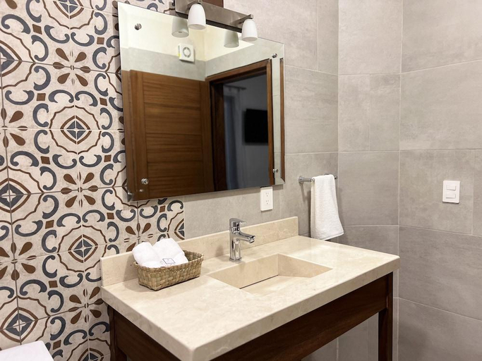 Bathroom 3, Casona 1530, Tequila