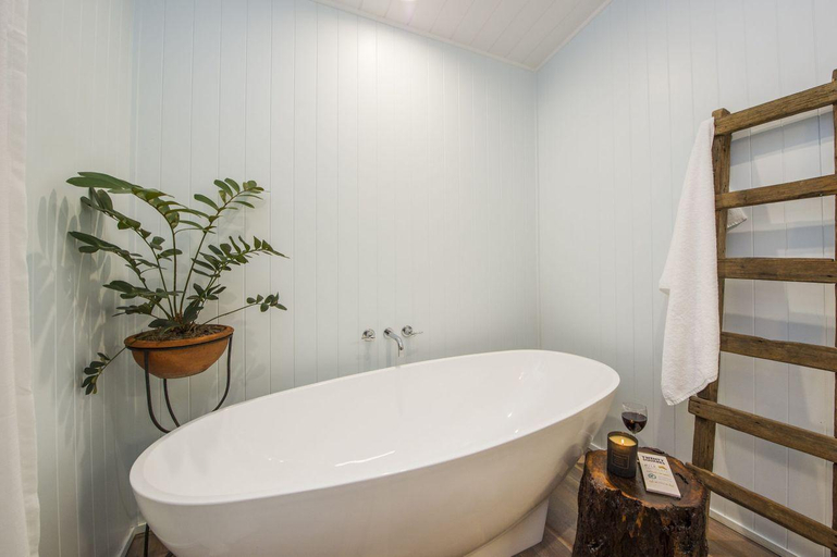 Bathroom 4, On the Beach, Magnetic Island