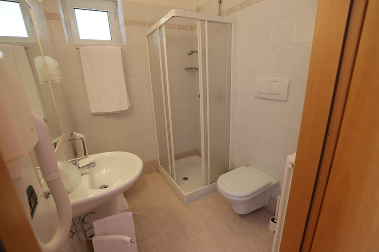 Bathroom 3, Hotel da Roberto, Verona
