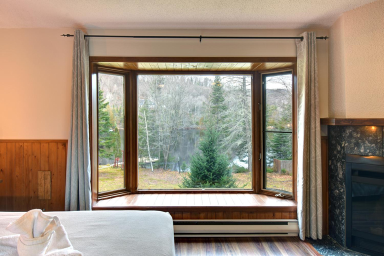 Bedroom, Hotel du Lac Lenore, Les Pays-d'en-Haut
