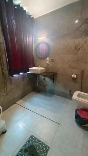 Bathroom 3, Maya Hotel, Agra