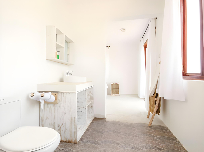 Bathroom 3, Salt & Coral Hotel and Restaurant, Kusini