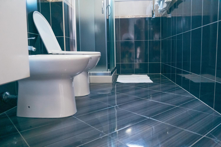 Bathroom 4, Blue Paradise, Vlorës