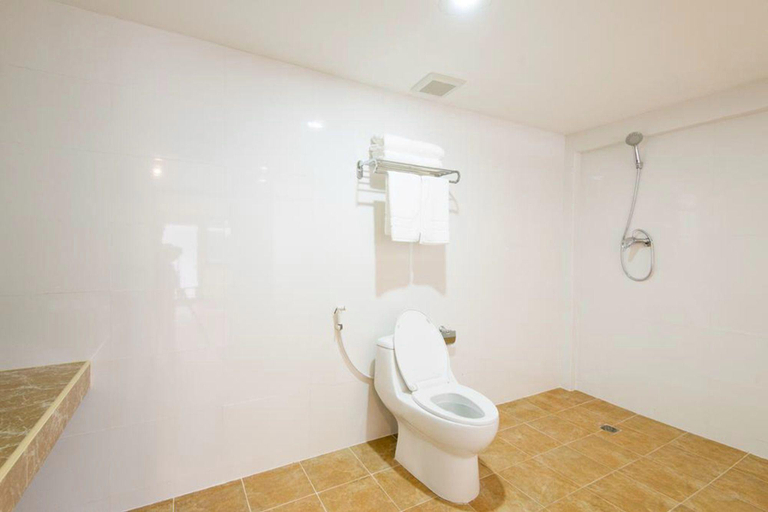 Bathroom 5, The President at Chokchai 4, Lat Phrao