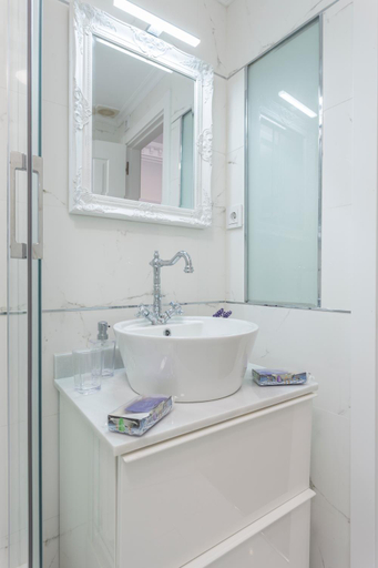 Bathroom 3, Puerta Del Sol City Center, Madrid