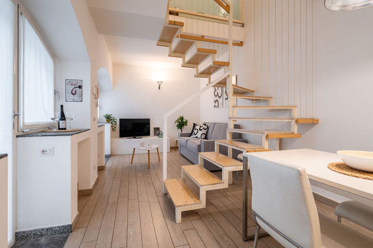 Room 3, Viale Lecco 105 in Como, Como