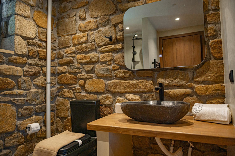 Bathroom 4, Ανδηρο, Peloponnese