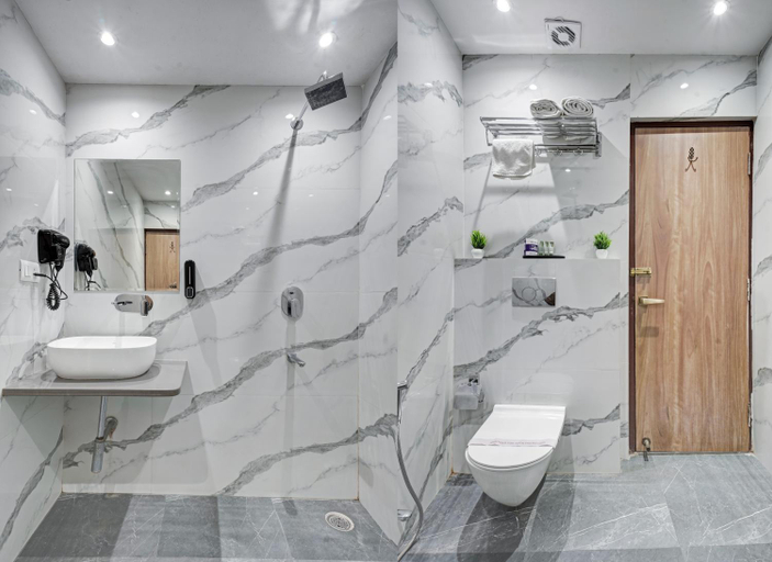 Bathroom 3, Hotel Saina International - Near Connaught Place, Delhi