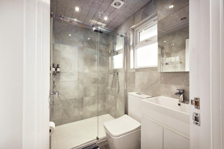 Bathroom 2, New Flat~FREE Parking~PS4~WORKSPACE, Luton